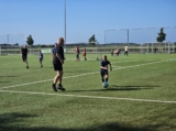Laatste training S.K.N.W.K. JO8-1 (partijtje tegen de ouders) van maandag 2 juni 2025 (24/123)